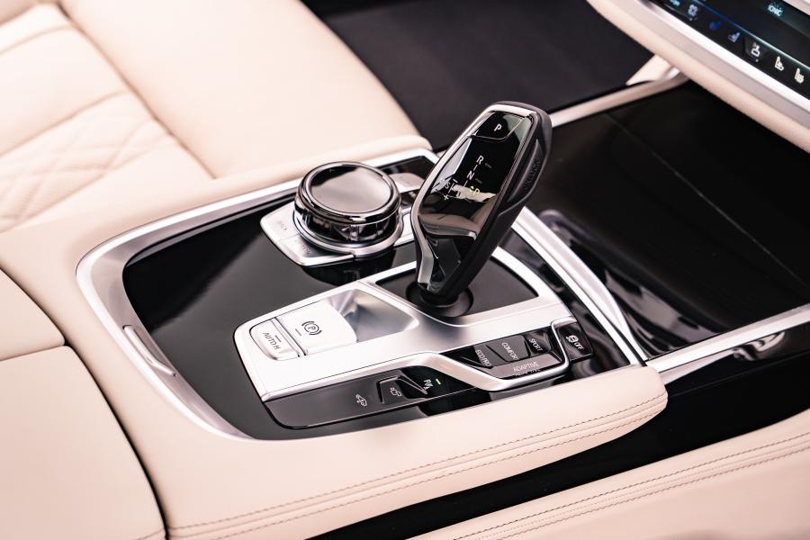 Детали интерьера BMW 750i xDrive M Sport (G11) 2019 года  (UK) (фото 6 из 34)